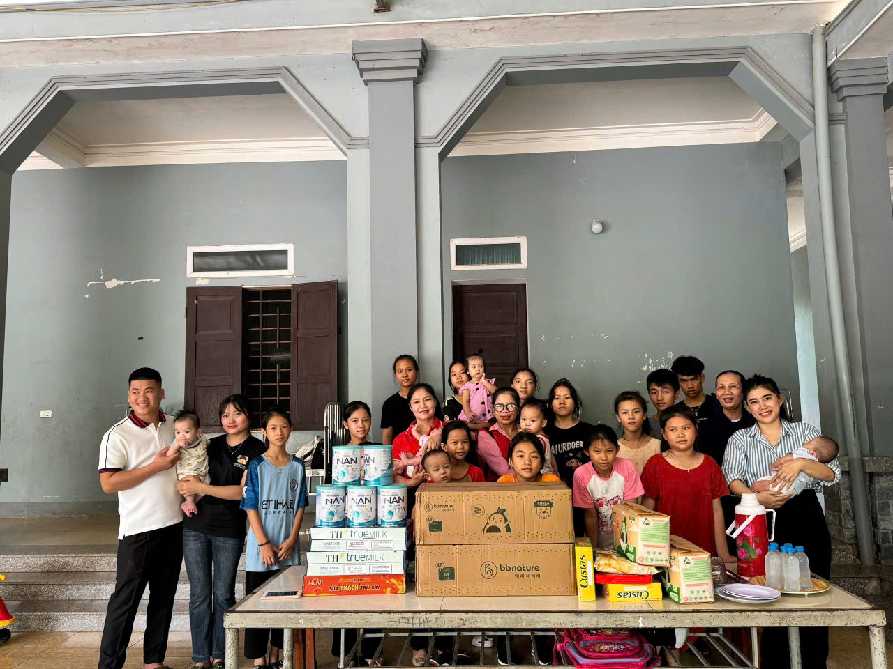 Những suất quà ý nghĩa đến với trẻ em mồ côi tai thôn Ba Đồng, xã Kỳ Phương