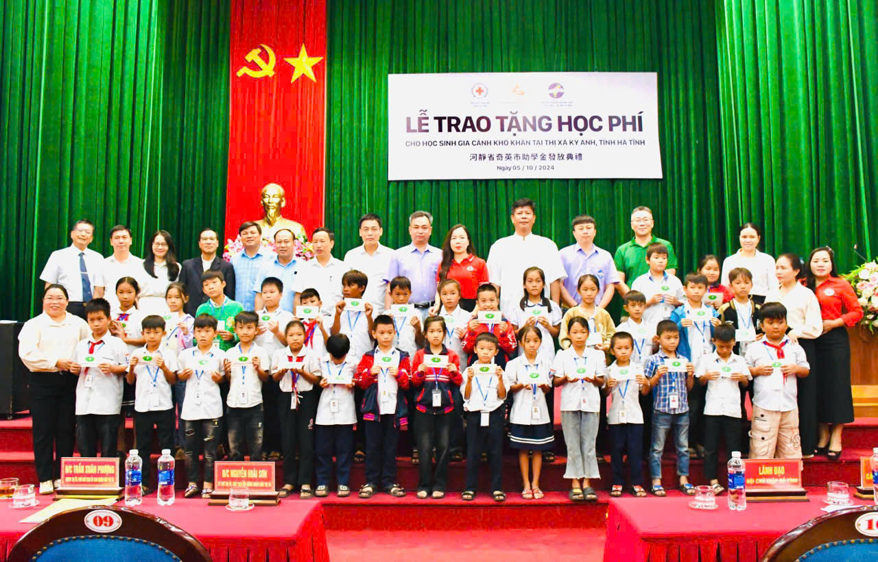 Thị xã Kỳ Anh: Trao tặng học bổng cho 156 học sinh có hoàn cảnh khó khăn