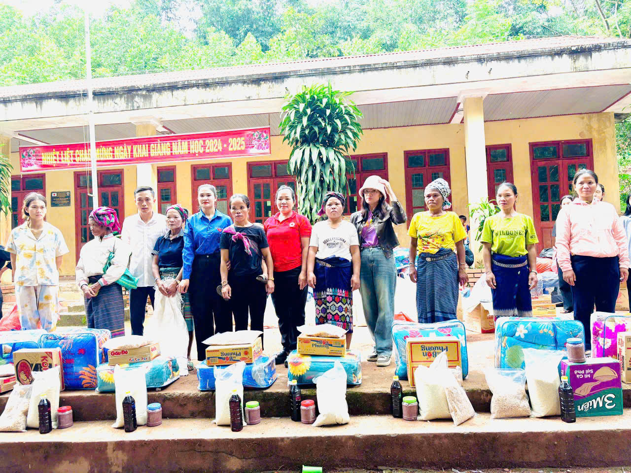 Hội Chữ thập đỏ thị xã Kỳ Anh phối hợp các nhóm thiện nguyện và các nhà hảo tâm trao quà tại huyện Minh Hóa, tỉnh Quảng Bình