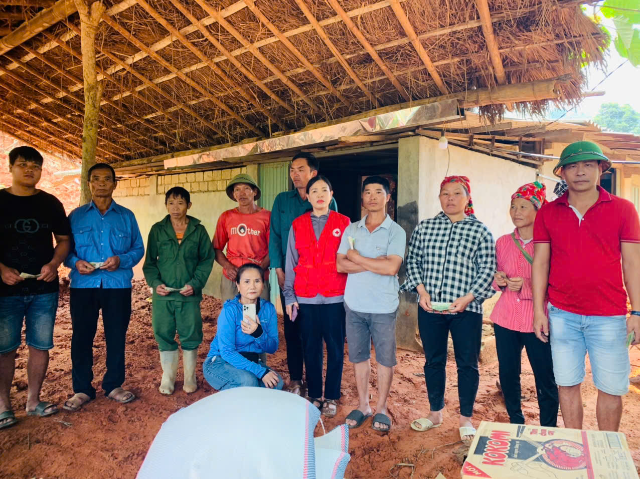 Hội Chữ thập đỏ thành phố Hà Tĩnh phối hợp với Nhóm Mái ấm Hướng thiện Hà Tĩnh tổ chức Đoàn cứu trợ người dân bị thiệt hại do mưa lũ tại huyện Bát Xát, tỉnh Lào Cai