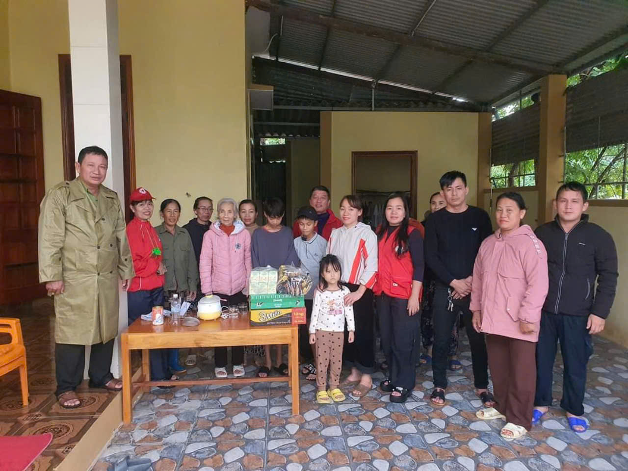 Hội Chữ thập đỏ thị xã Kỳ Anh hỗ trợ người dân huyện Quảng Ninh, huyện Lệ Thủy tỉnh Quảng Bình