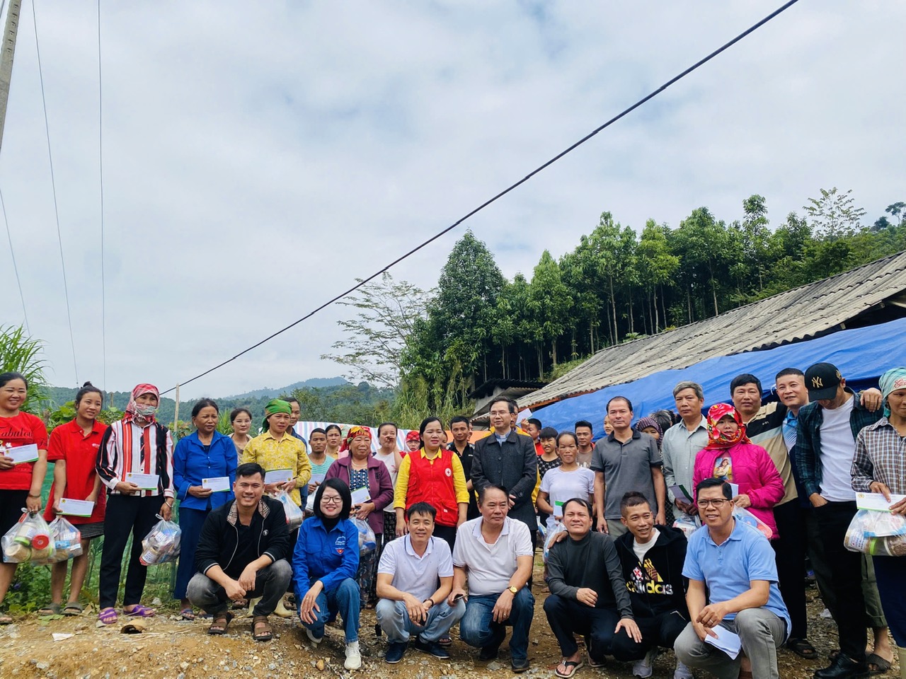 Hội Chữ thập đỏ thị xã Kỳ Anh phối hợp với Quỹ tín dụng nhân dân Kỳ Anh tỉnh Hà Tĩnh trao quà hổ trợ khắc phục sau ảnh hưởng cơn bảo số 03 tại xã Nậm Đét, xã Bảo Nhai, xã Cốc Lầu huyện Bắc Hà, Tĩnh Lào Cai 