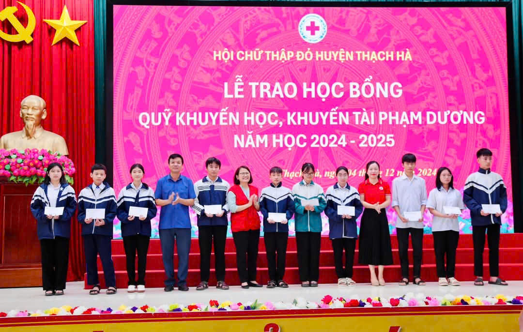  HUYỆN THẠCH HÀ TRAO HỌC BỔNG  KHUYẾN HỌC - KHUYẾN TÀI PHẠM DƯƠNG 