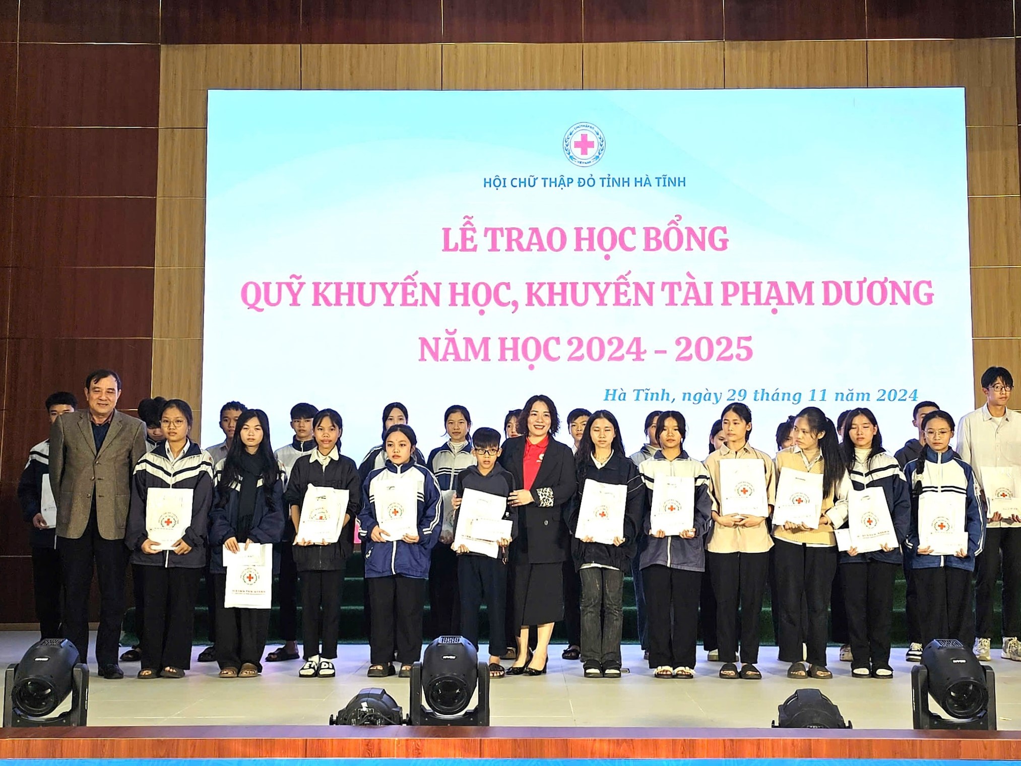 TRAO 257 SUẤT HỌC BỔNG QUỸ PHẠM DƯƠNG CHO CÁC EM HỌC SINH, SINH VIÊN NGHÈO VƯỢT KHÓ, ĐẠT THÀNH TÍCH CAO TRONG HỌC TẬP TRÊN ĐỊA BÀN TỈNH NĂM HỌC 2024 - 2025.