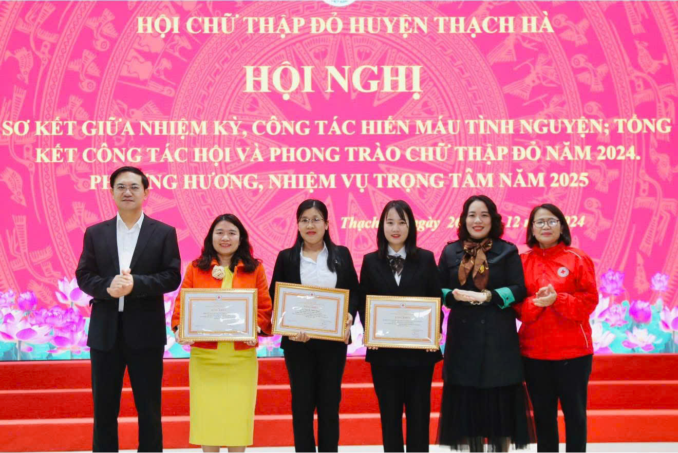HỘI CHỮ THẬP ĐỎ THẠCH HÀ - ĐƠN VỊ 3 NĂM LIÊN TỤC ĐẠT THÀNH TÍCH XUẤT SẮC TRONG CÔNG TÁC HỘI VÀ PHONG TRÀO CHỮ THẬP ĐỎ 