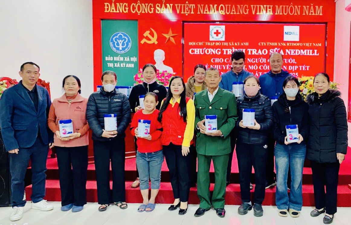 Hội CTĐ thị xã Kỳ Anh: trao 134 Hộp Sữa NEDMILL đến các cụ cao tuổi ốm đau bệnh tật, các trẻ khuyết tật, mồ côi trên địa bàn
