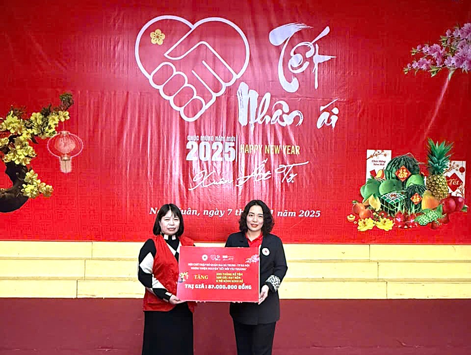 Hội Chữ thập đỏ Quận Hai Bà Trưng, Tp Hà Nội hỗ trợ 06 suất sinh kế và 300 phần quà Tết cho 2 huyện Nghi Xuân, Vũ Quang