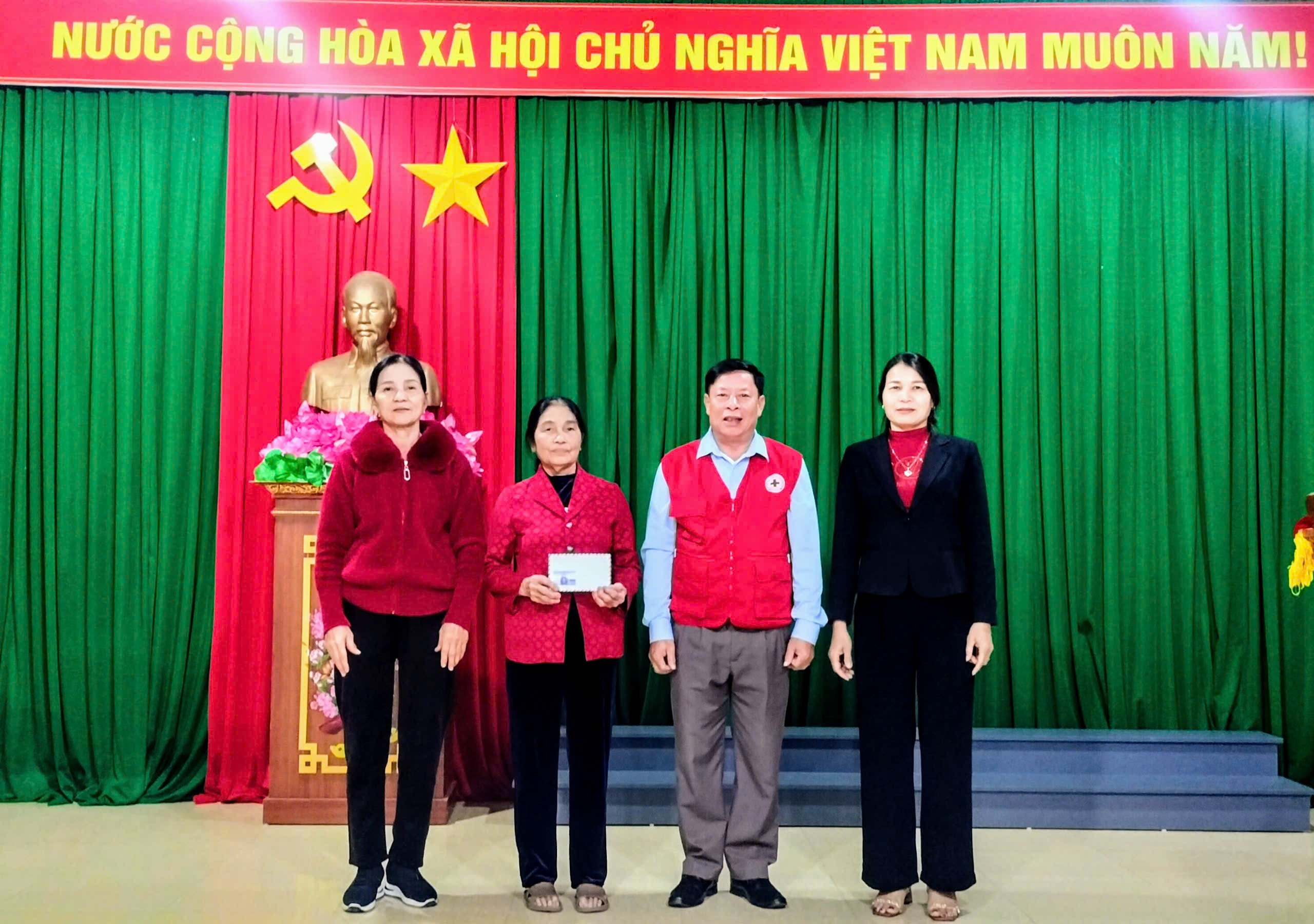 Hội Chữ thập đỏ - BTXH phường Văn Yên, thành phố Hà Tĩnh trao hỗ trợ thường xuyên cho trẻ em mồ côi