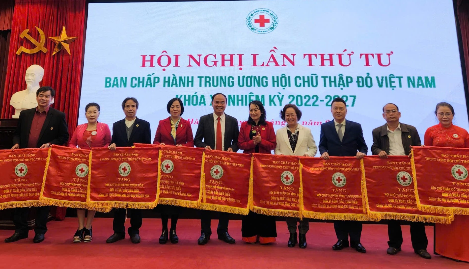  HÀ TĨNH NHẬN CỜ THI ĐUA XUẤT SẮC CÔNG TÁC HỘI VÀ PHONG TRÀO CHỮ THẬP ĐỎ TOÀN QUỐC NĂM 2024
