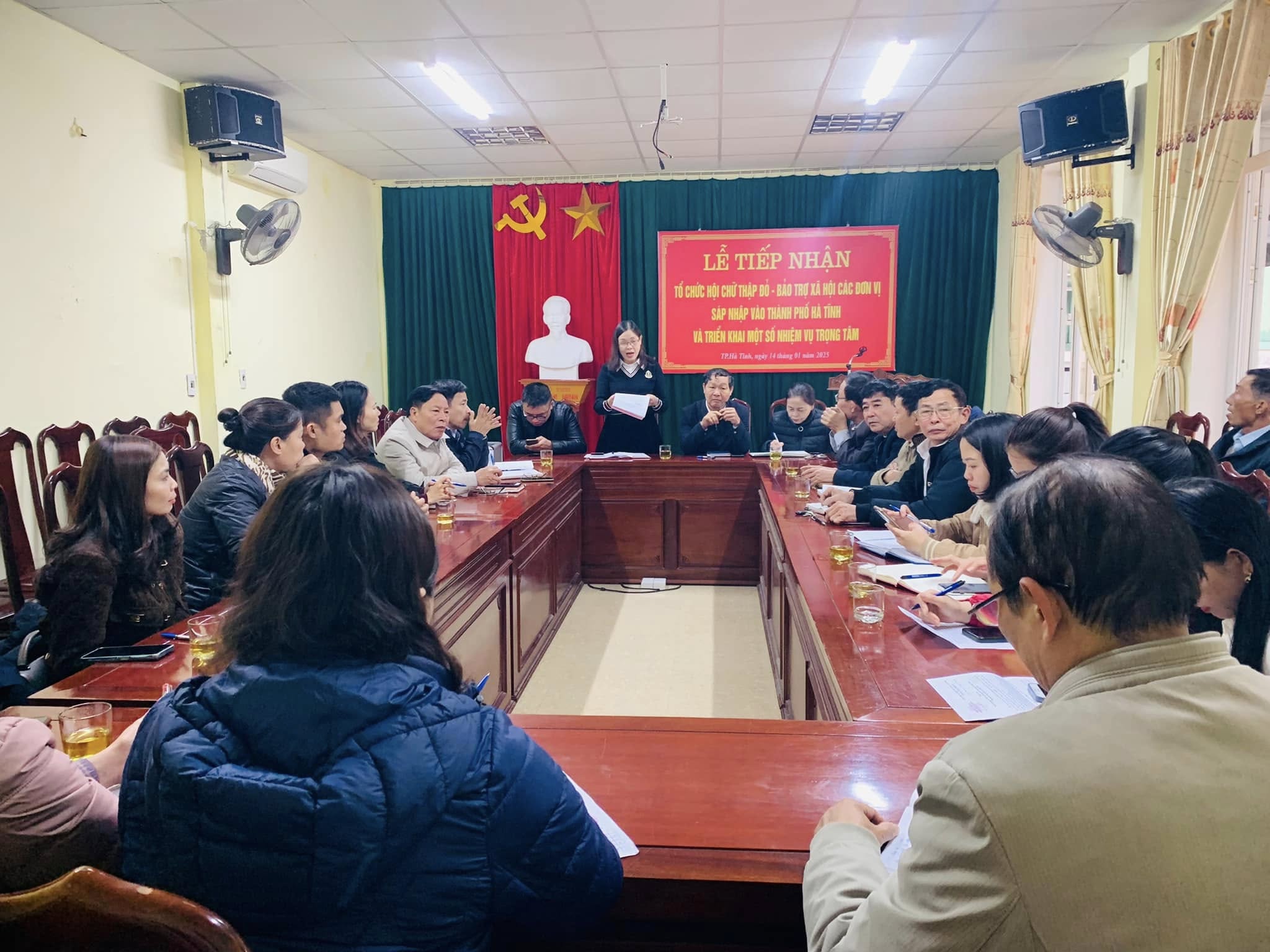 Hội Chữ thập đỏ thành phố phối hợp tổ chức Lễ tiếp nhận tổ chức Hội Chữ thập đỏ - BTXH các đơn vị sáp nhập thành phố Hà Tĩnh
