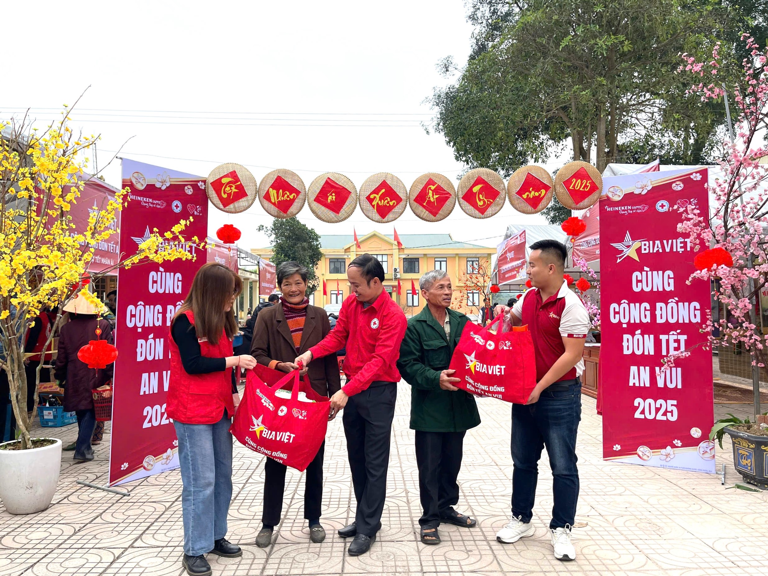 HÀ TĨNH: 200 NGƯỜI DÂN ĐƯỢC KHÁM CẤP THUỐC MIỄN PHÍ VÀ THAM GIA  CHỢ TẾT NHÂN ÁI