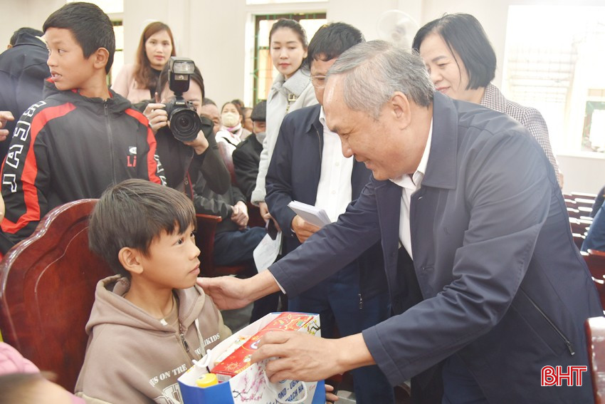 (Baohatinh.vn) Nhiều phần quà dành tặng người nghèo, đối tượng yếu thế