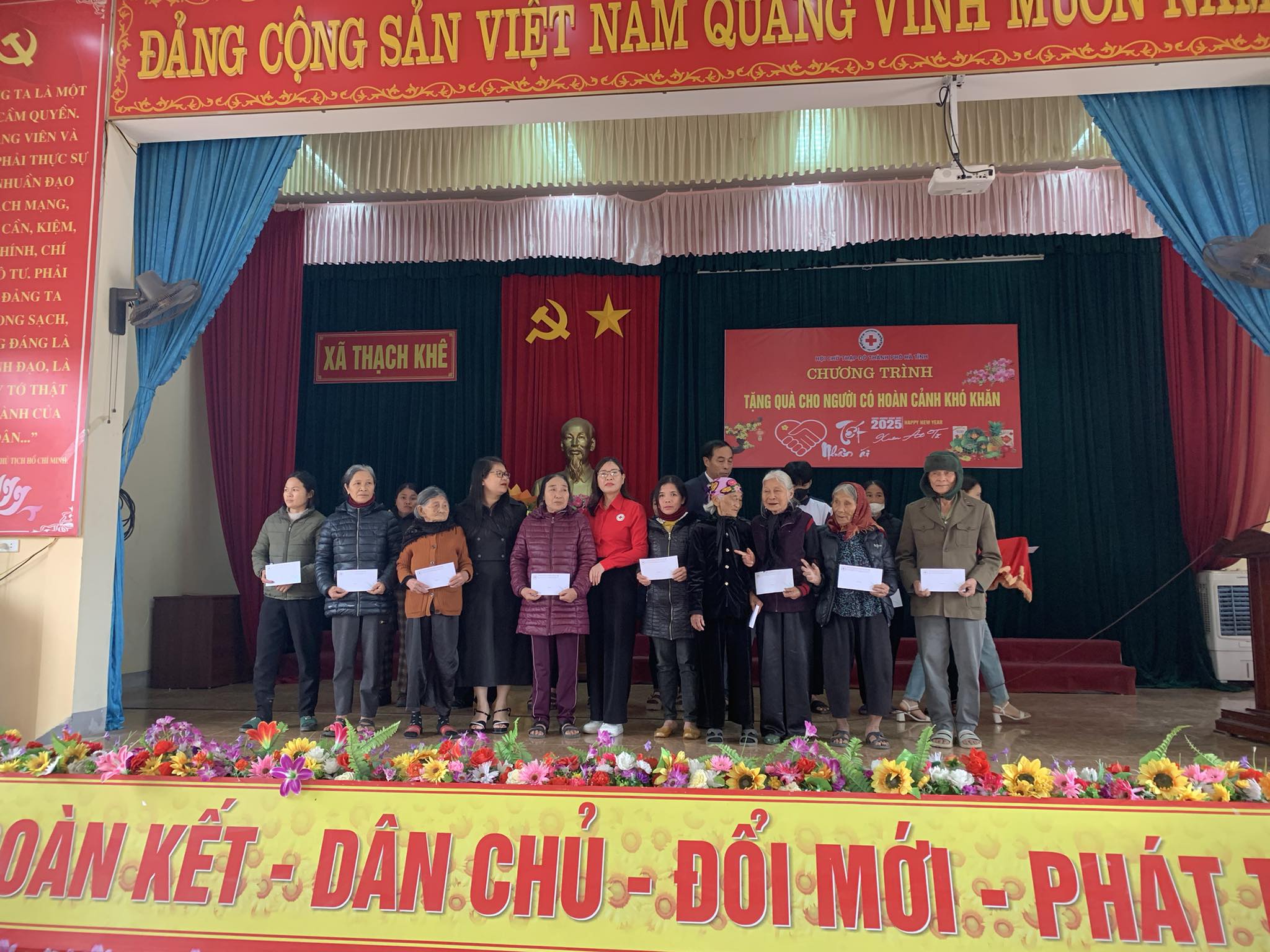 Hội Chữ thập đỏ thành phố tổ chức trao tặng quà Tết cho các hoàn cảnh khó khăn ở các xã mới của đơn vị sáp nhập thành phố