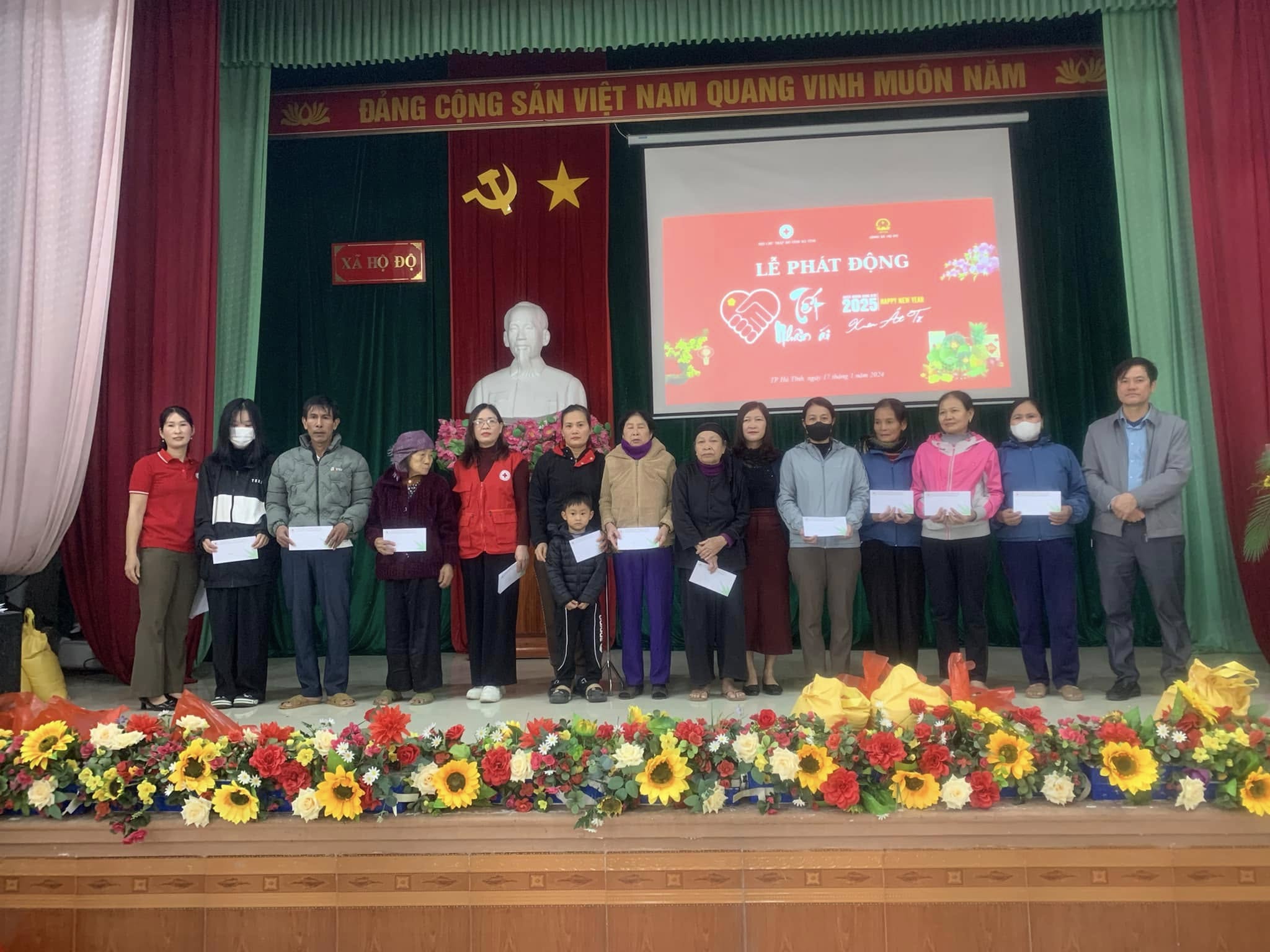 Hội Chữ thập đỏ thành phố trao tặng quà Tết tại xã Hộ Độ, thành phố Hà Tĩnh