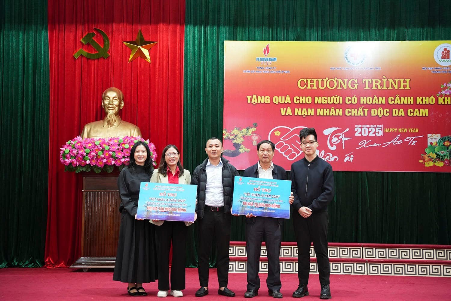 THÀNH HỘI PHỐI HỢP VỚI HỘI NẠN NHÂN CHẤT ĐỘC DA CAM THÀNH PHỐ TẶNG QUÀ TẾT CHO CÁC HỘ KHÓ KHĂN VÀ NẠN NHÂN CHẤT ĐỘC DA CAM  TRÊN ĐỊA BÀN