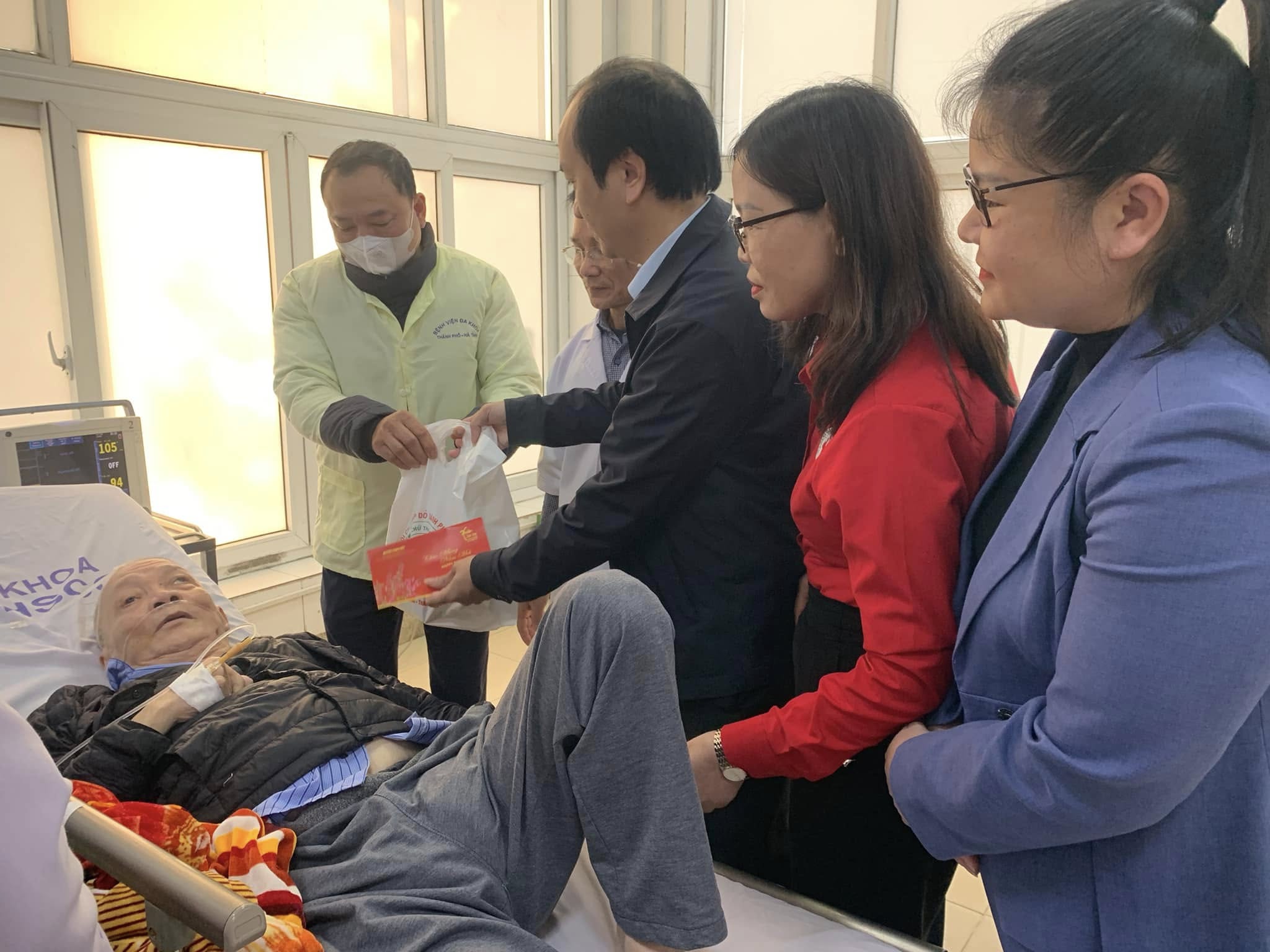 Lãnh đạo thành phố thăm hỏi, động viên và tặng quà cho các Bệnh nhân có hoàn cảnh khó khăn đang điều trị tại Trung tâm Y tế thành phố