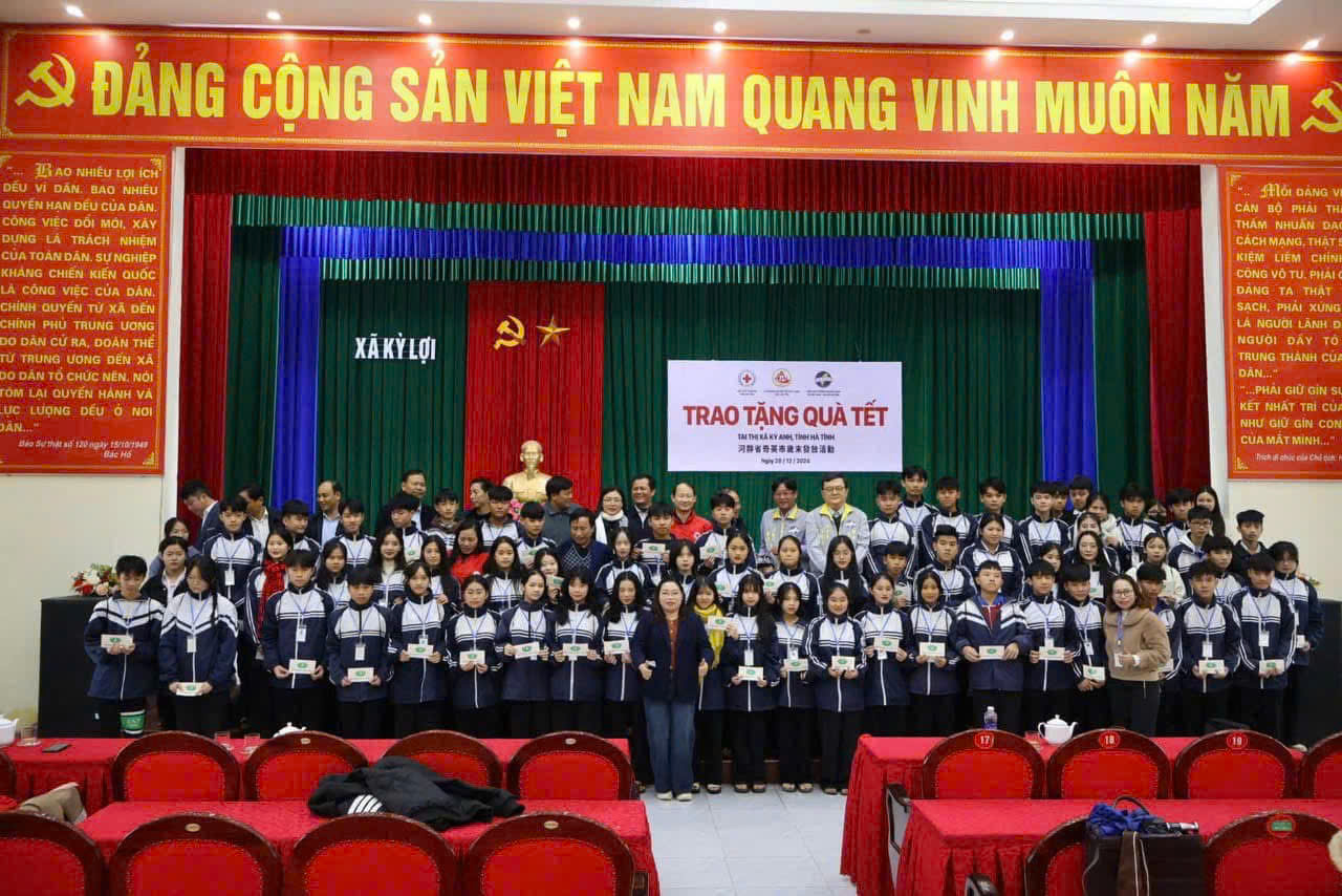 Thị xã Kỳ Anh phối hợp Hiệp hội Thương mại Đài Loan tại Việt Nam - Chi hội Hà Tĩnh trao quà Tết cho 149 em học sinh thuộc hộ nghèo, hộ có hoàn cảnh khó khăn trên địa bàn Thị xã Kỳ Anh