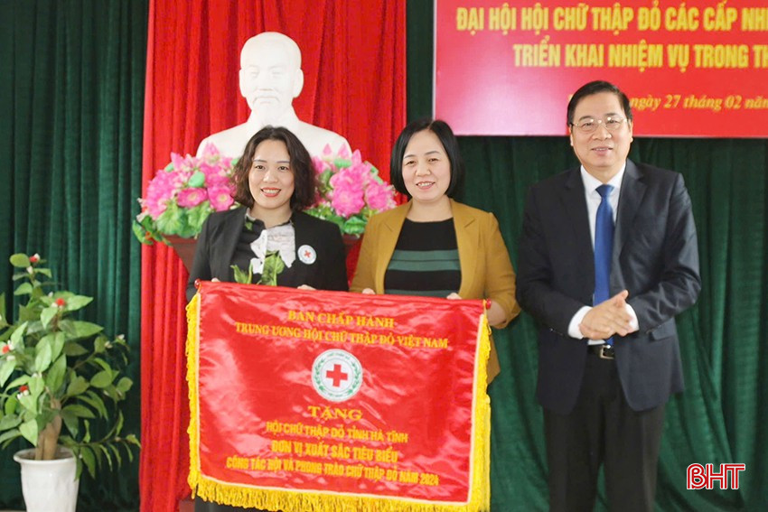 (Baohatinh.vn) - Hội Chữ thập đỏ tỉnh Hà Tĩnh đã góp phần quan trọng trợ giúp các đối tượng khó khăn, yếu thế trên địa bàn, góp phần thực hiện hiệu quả chính sách an sinh xã hội của tỉnh nhà.
