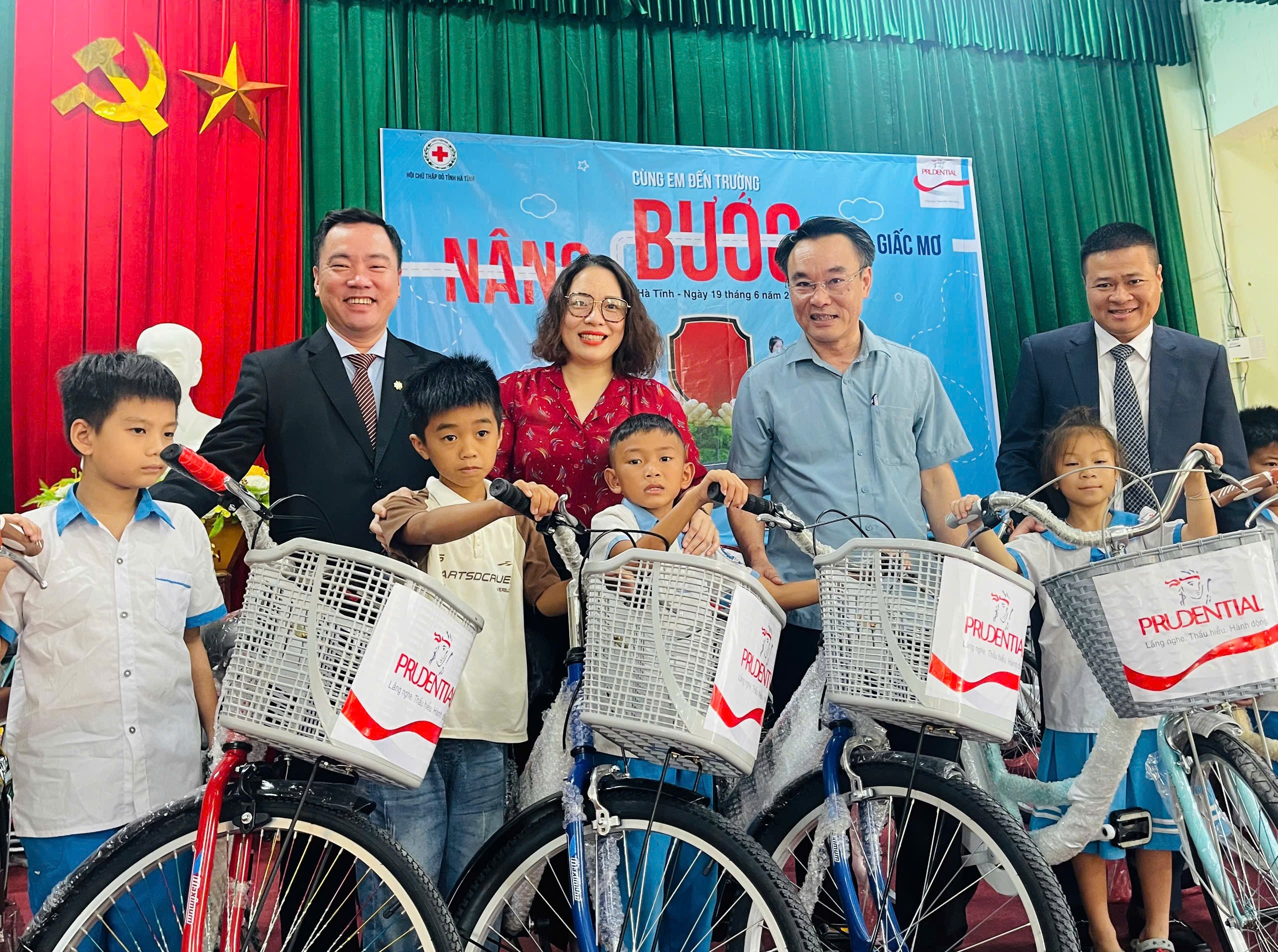 Prudential Việt Nam trao tặng 33 xe đạp cho học sinh nghèo vượt khó tại huyện Kỳ Anh