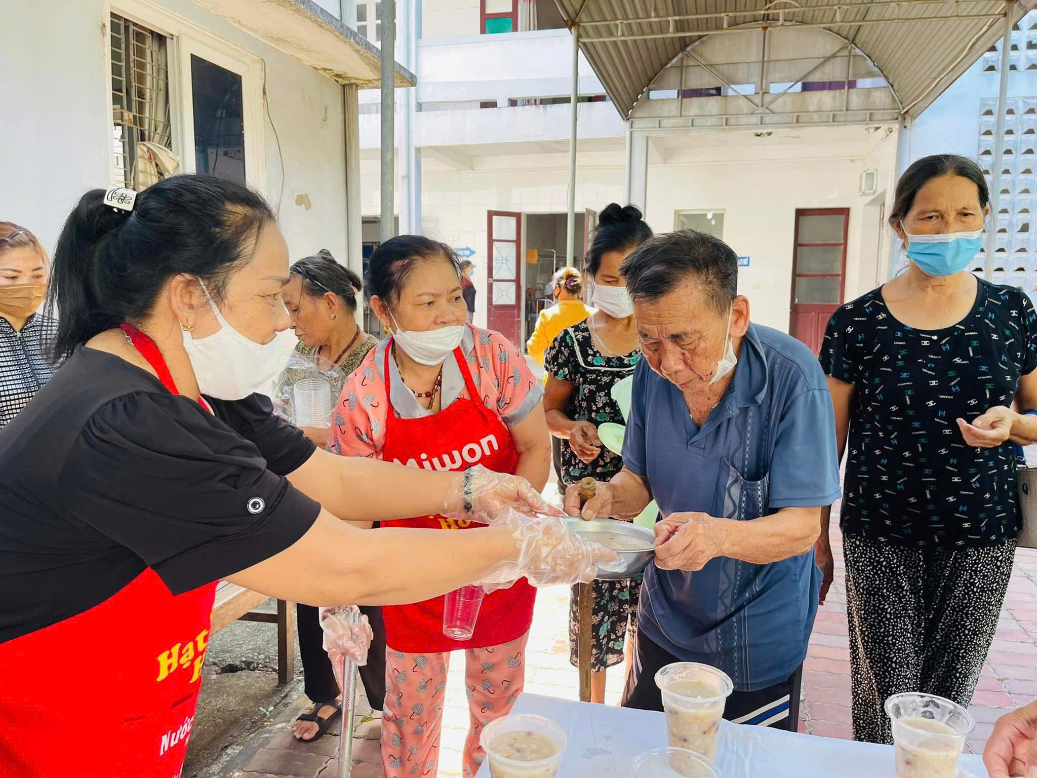 Mô hình “Bát Cháo Tình Thương” – Ấm lòng bệnh nhân nghèo