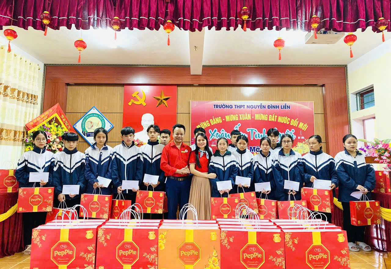 Trường THPT Nguyễn Đình Liễn: Đồng hành nâng bước học sinh khó khăn đến trường