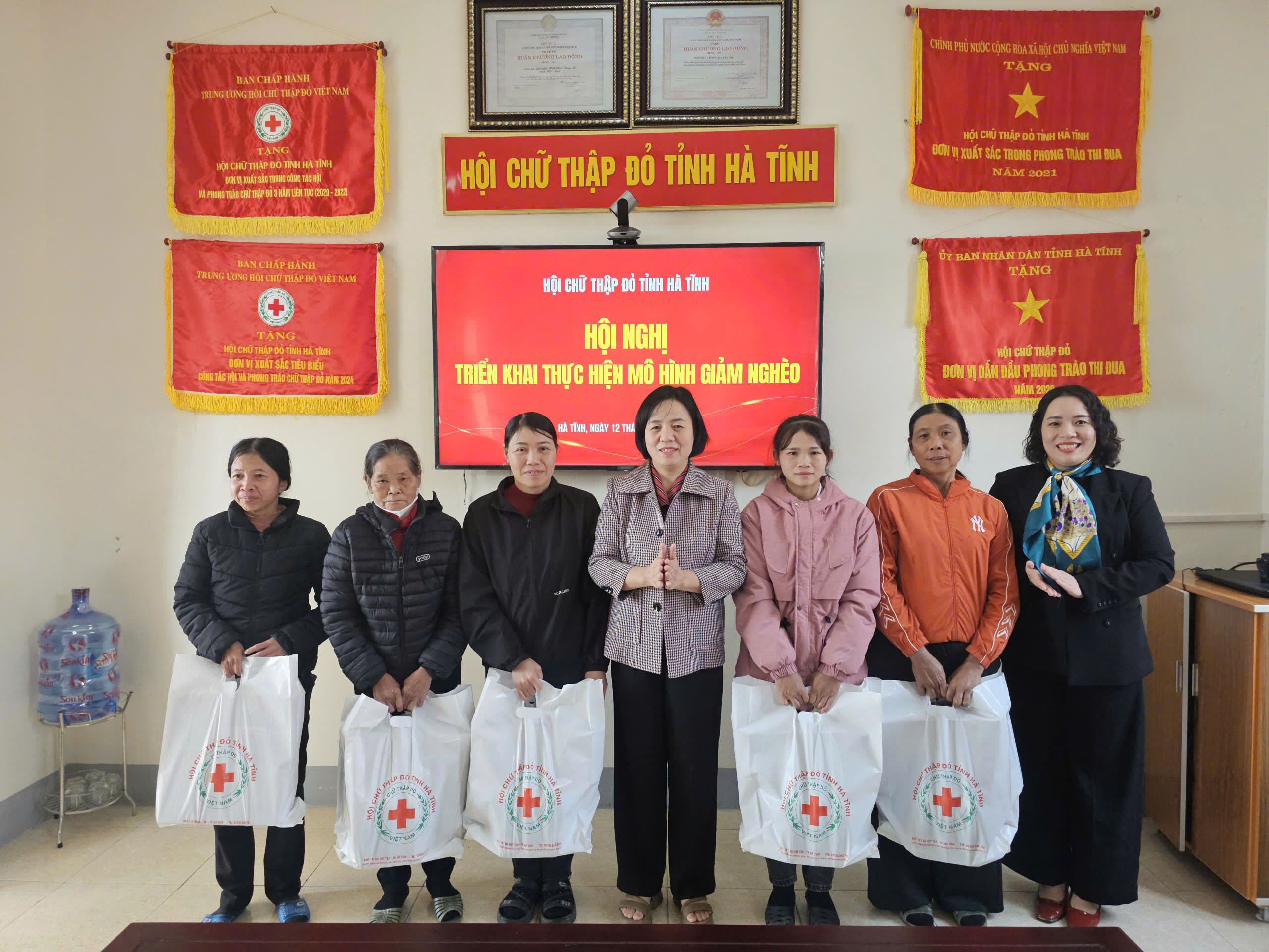 Hội Chữ thập đỏ tỉnh trao hỗ trợ 10 mô hình sinh kế giảm nghèo