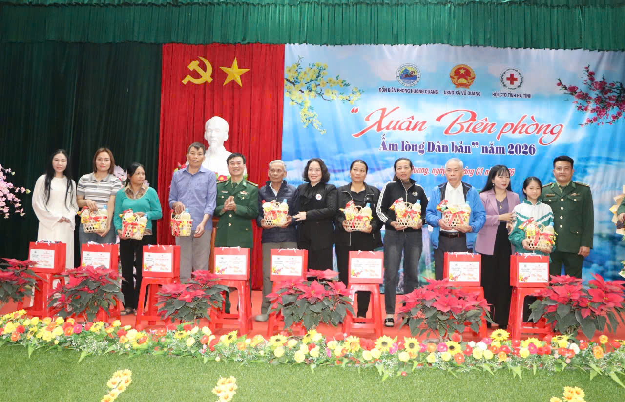  TRAO TẶNG 200 SUẤT QUÀ TẠI CHƯƠNG TRÌNH “XUÂN BIÊN PHÒNG ẤM LÒNG DÂN BẢN” TẠI XÃ VŨ QUANG