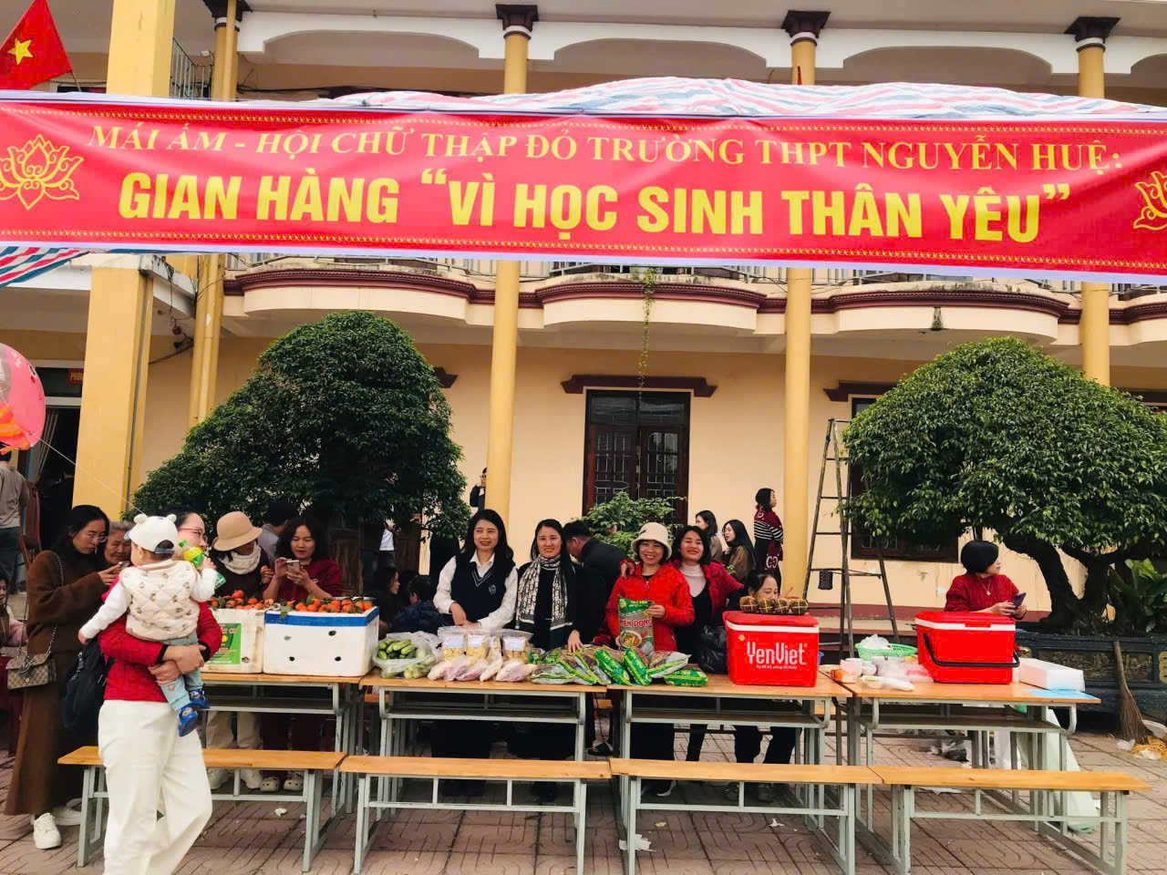 TRƯỜNG THPT NGUYỄN HUỆ TỔ CHỨC HỘI CHỢ “XUÂN YÊU THƯƠNG – TẾT SUM VẦY” HỖ TRỢ HỌC SINH KHÓ KHĂN