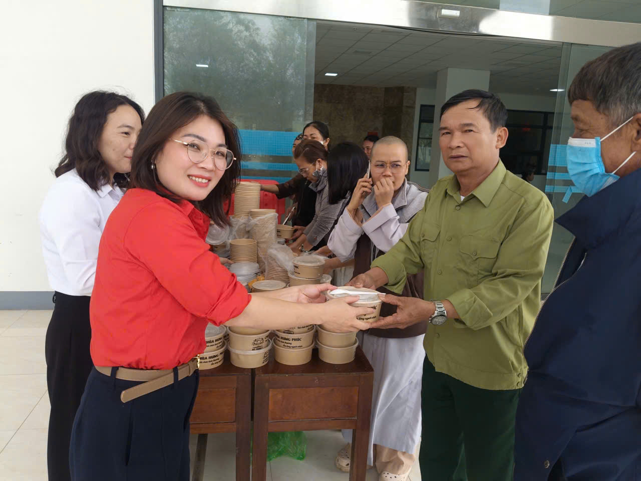 HỘI CHỮ THẬP ĐỎ-BTXH XÃ GIA HANH PHỐI HỢP VỚI CÁC TỔ CHỨC KHÁC TRAO CHAO TÌNH THƯƠNG CHO BỆNH NHÂN