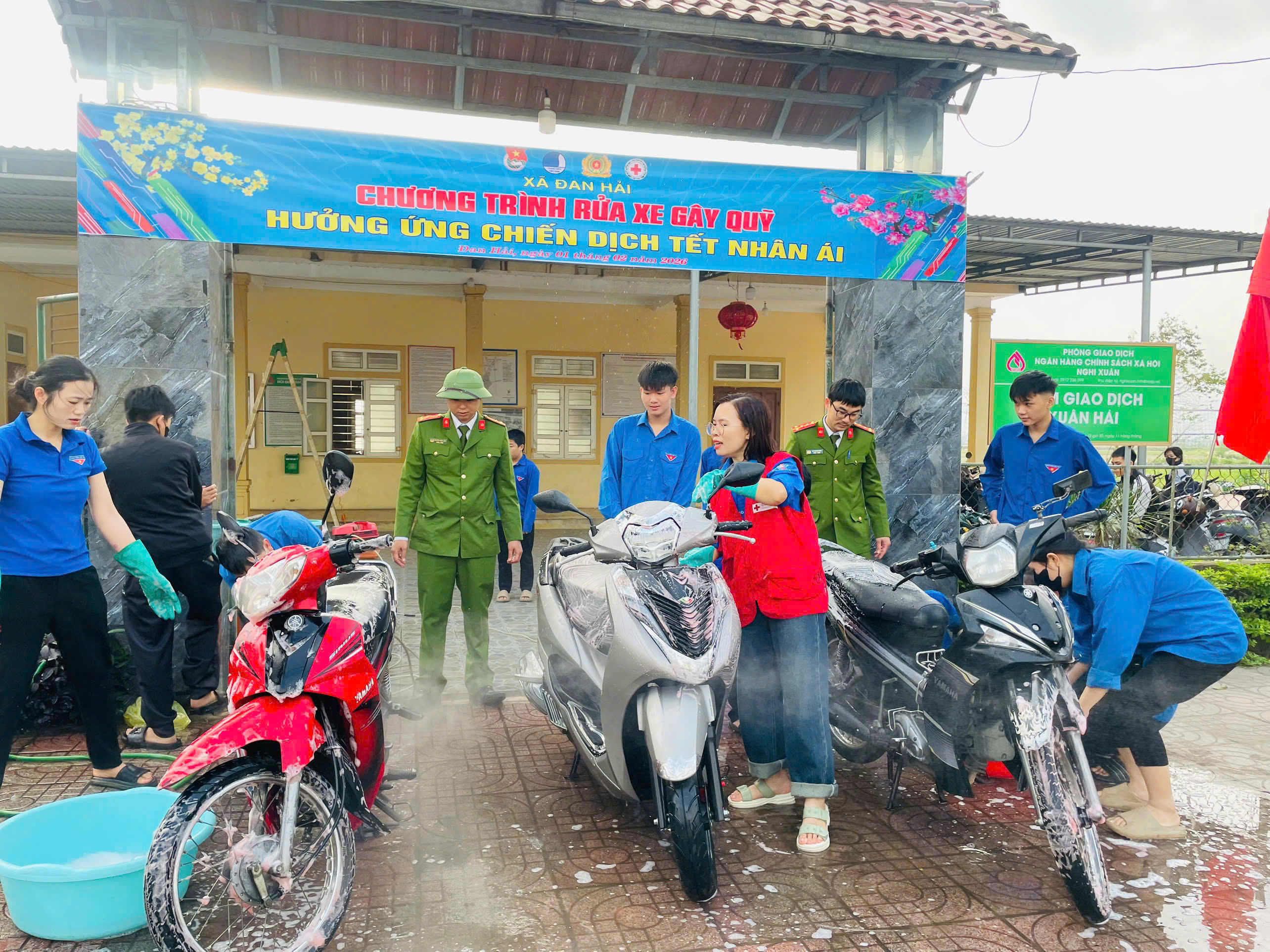 MÔ HÌNH “RỬA XE – BÁN HÀNG GÂY QUỸ” CỦA HỘI CHỮ THẬP ĐỎ – BẢO TRỢ XÃ HỘI CÁC XÃ TRÊN ĐỊA BÀN TỈNH HÀ TĨNH