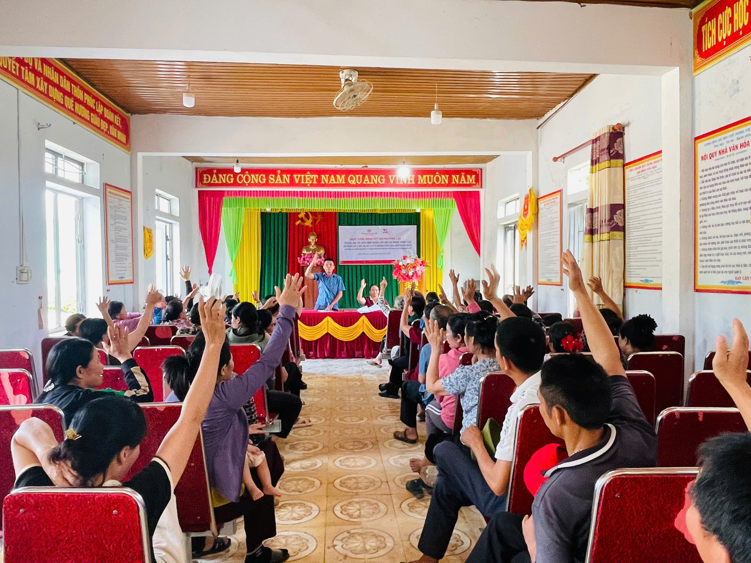 Tổ chức họp thôn lựa chọn hộ hưởng lợi Dự án cứu trợ khẩn cấp tại Hà Tĩnh