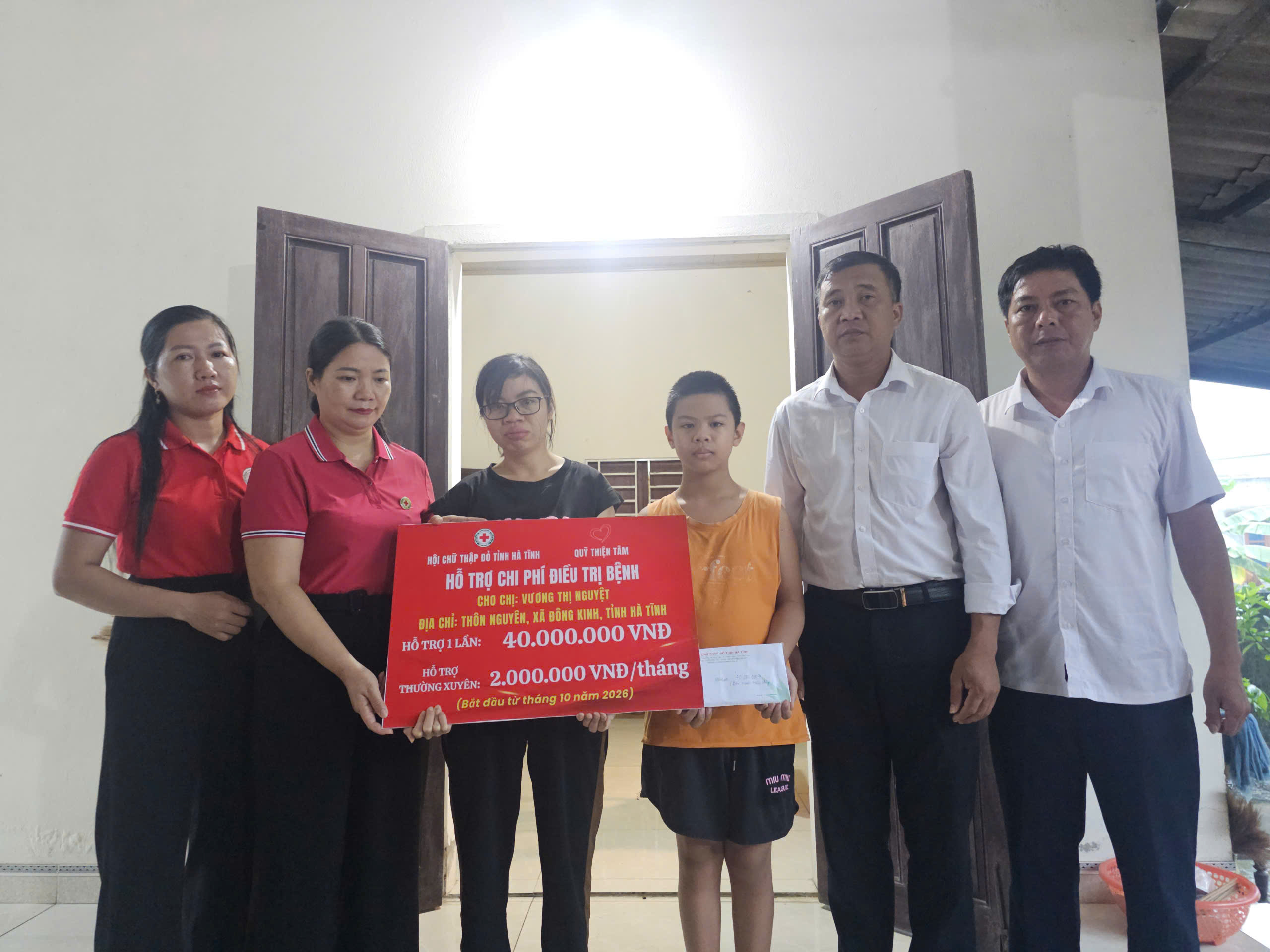 Trao hỗ trợ 40 triệu đồng và hỗ trợ thường xuyên cho trường hợp mắc bệnh hiểm nghèo tại xã Đông Kinh