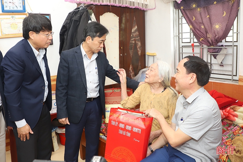 Hội Chữ thập đỏ tỉnh tổ chức Chương trình phát rau, củ miễn phí 