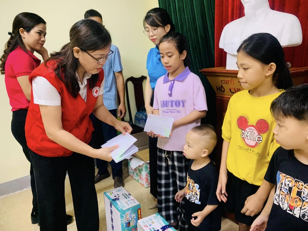 Hội Chữ thập đỏ thành phố phối hợp tặng quà nhân ngày Quốc tế thiếu nhi (01/6) cho trẻ em mù và con của hội viên mù