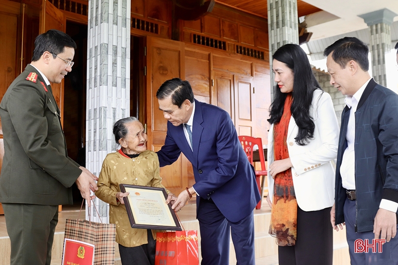 Trao tặng 200 suất quà Quỹ Thiện Tâm VinGroup cho hộ nghèo, hộ có hoàn cảnh khó khăn