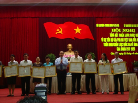 HUYỆN THẠCH HÀ TỔ CHỨC THĂM HỎI, TẶNG QUÀ ĐỘNG VIÊN CÁC GIA ĐÌNH CÓ NGƯỜI THÂN BỊ TỬ VONG DO TNGT