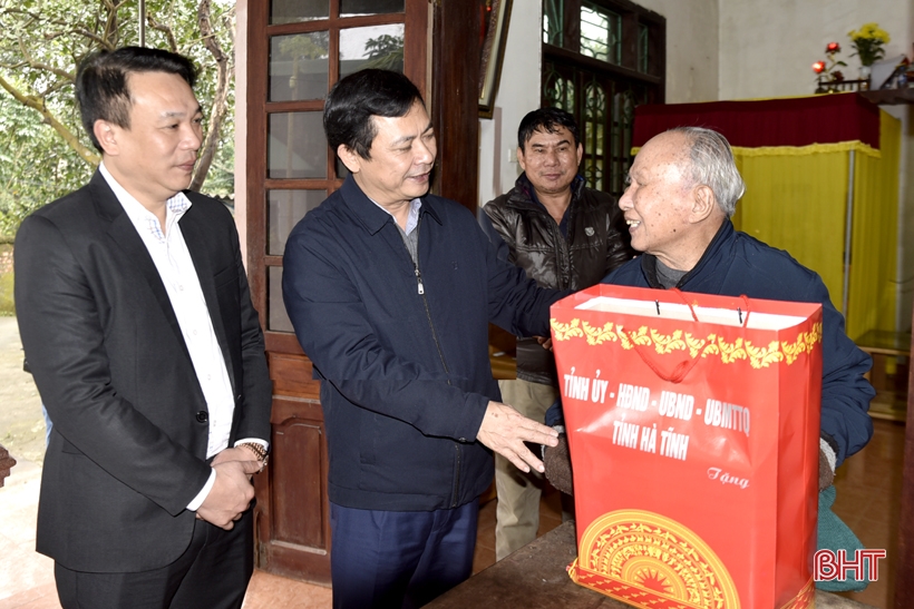 Trao tặng Giếng khoan, bò và quà cho các hộ gia đình khó khăn tại Kỳ Anh và Cẩm Xuyên Trao tặng Giếng khoan, bò và quà cho các hộ gia đình khó khăn tại Kỳ Anh và Cẩm Xuyên